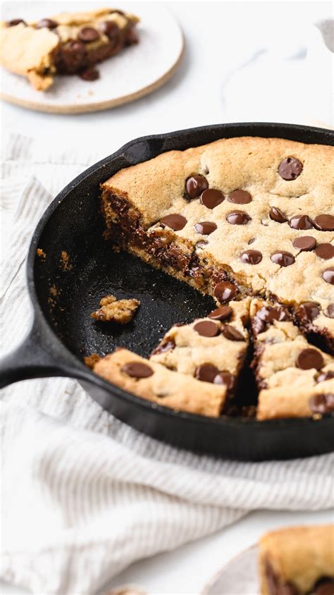 Riesen Cookie im Gusseisenpfännchen mit Schokodrops