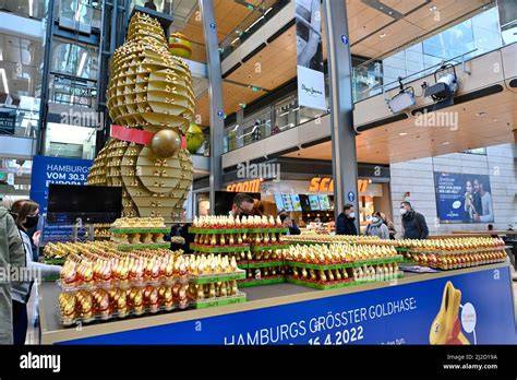 Riesen-Setzkasten mit Lindt Goldhasen in der Europa Passage