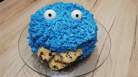 Riesiger Krümelmonster-Keks dekoriert mit blauer Buttercreme