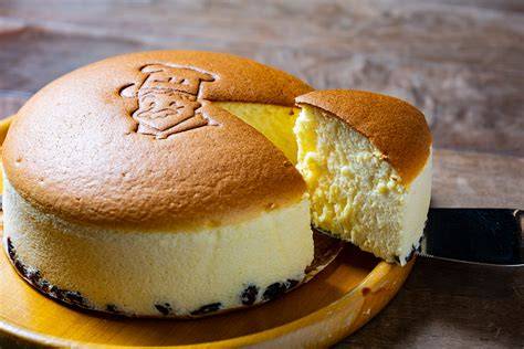 Rikuro's Cheesecake mit Lächeln-Aufdruck