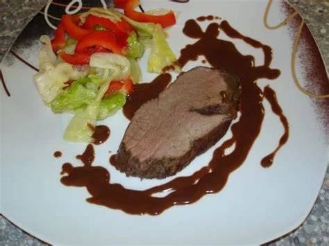 Rinderfilet in Scheiben mit Schoko-Chili-Sauce