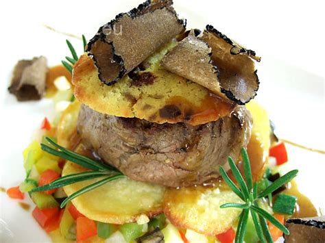 Rinderfilet und Trüffel auf Holzbrett