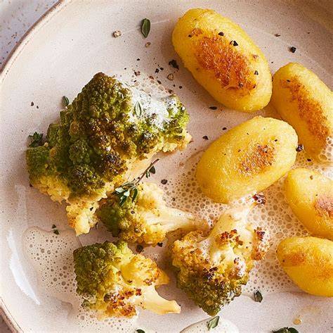 Rinderfiletmedaillons mit Champignon-Trüffel-Sahnesauce, Kartoffeln und Romanesco