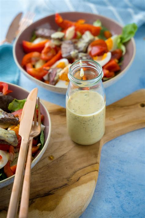 Rindfleischstreifen auf Salat mit Schmand-Honig-Senf Dressing