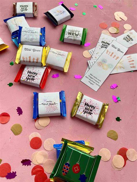 Ritter Sport Minis mit Banderolen auf einem Tisch