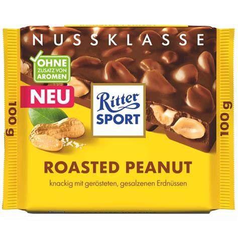 Ritter Sport Roasted Peanut Tafel und aufgeschnittene Erdnussstücke