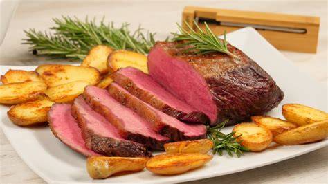 Roastbeef mit Honig-Pfefferkruste aufgeschnitten, Kerntemperaturanzeige, Beilagen