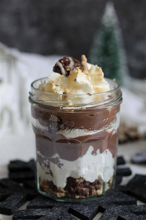Rocher Dessert im Glas mit dekoriertem Rand