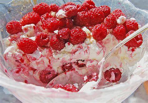 Rocher Quark-Dessert mit Himbeeren in Glasschale