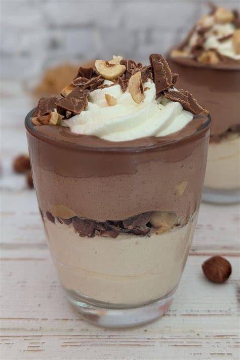 Rocher-Creme im Glas mit karamellisierten Haselnüssen