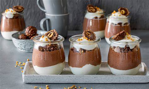 Rocher-Mousse im Glas mit Halbierten Ferrero Rocher zur Dekoration