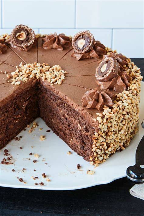 Rocher-Torte mit Haselnüssen und Schokoladen-Dekor