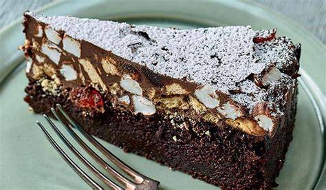 Rocky Road Cake Schichten: Schokoladenkuchen und Rocky Road