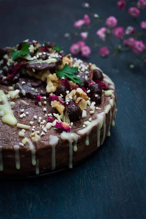 Roh-vegane Kirsch-Schoko-Herzen mit Dekoration