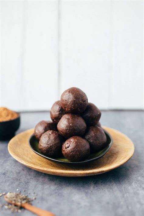 Rohe Brownie Bites auf einem Teller