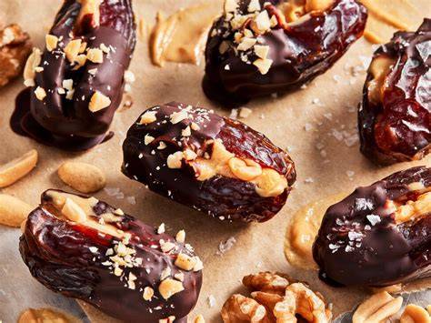 Rohköstliche Slices mit Schokolade, Erdnussbutter, Cashews und Datteln