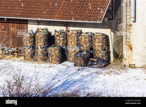 Rohkakaobohnen in Säcken vor der Verarbeitung