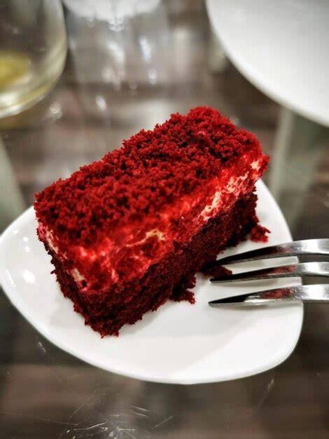 Rohling eines Red Velvet Kuchens in rechteckiger Form nach dem Backen