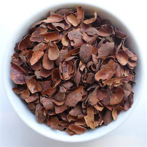Rohstoffe: Kakaoschalen, Rooibos, Vanilleschote, Gewürze (symbolisch)