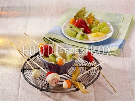 Rohstoffe: frische Früchte, Schokolade und Butter für die Patisserie