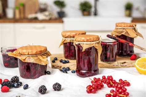 Rohvegane Beerenmarmelade im Glas