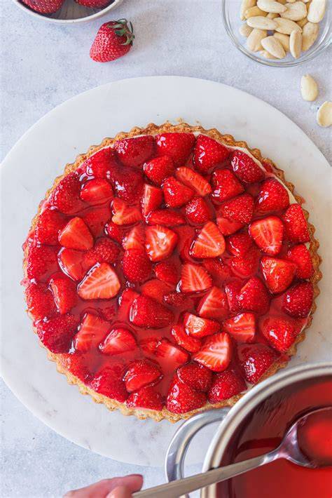 Rohvegane Erdbeertorte mit Mandelboden