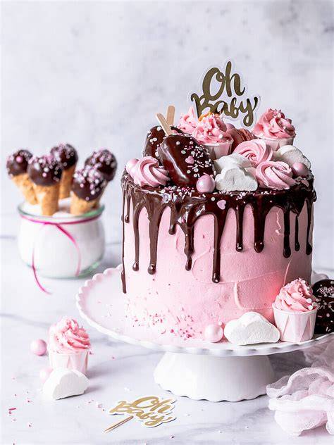 Rosa Drip-Torte mit Schokoladen-Drip und Rosentuffs