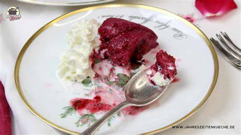 Rosa Rosenpudding auf einem Teller
