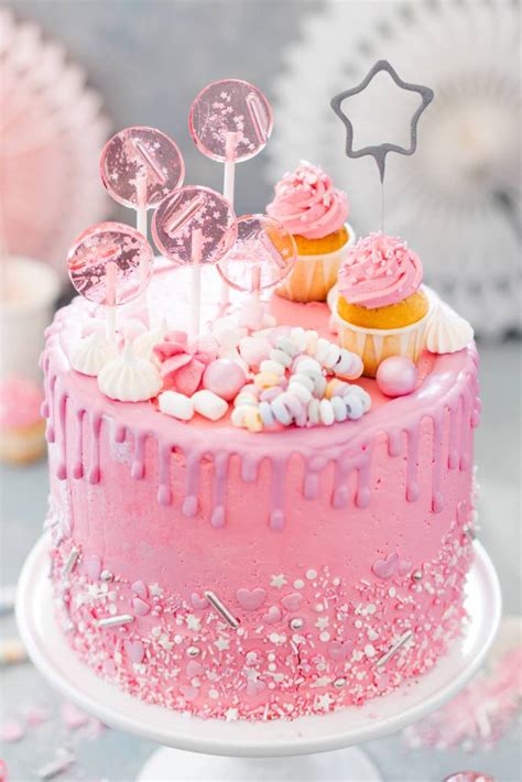 Rosa Torte mit Perlen, Himbeeren und personalisierten Lollies