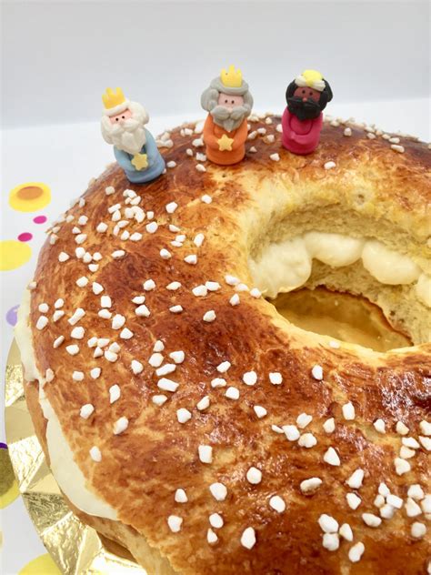Roscón de Reyes, Dreikönigskuchen, aufgeschnitten mit sichtbarer Figur