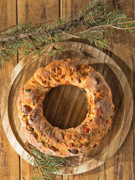Roscón de Reyes mit kandierten Früchten