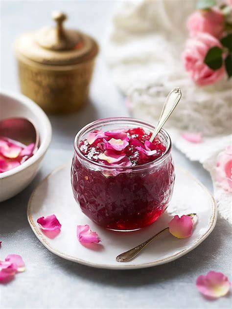 Rose Petal Jam mit Crackern und Tee im britischen Stil
