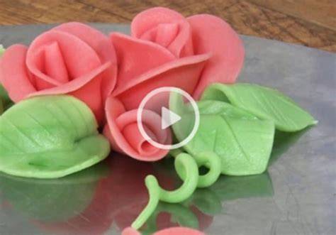 Rosen aus Marzipan formen, Bordüre setzen, zarte Farbverläufe
