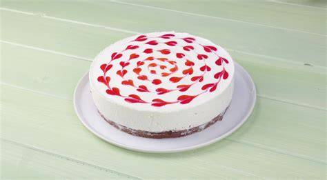 Rosenblätter im Gelee auf Käsekuchen