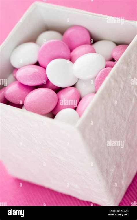 Rosenblätter und rosa Bonbons in einer Form