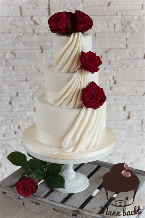 Rosenhochzeit-Torte mit echten und modellierten Rosen