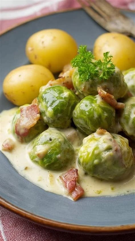 Rosenkohl mit Schokoladensoße auf Teller angerichtet