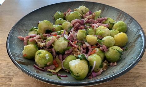 Rosenkohlsalat angerichtet mit Honig-Senf-Dressing