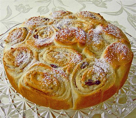 Rosenkuchen mit 12 Stücken und Teelichtern als Symbol der Apostel