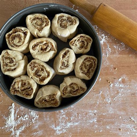 Rosenkuchen mit Marzipan: Zutaten, Füllungen und Aufbau der Schnecken in der Springform