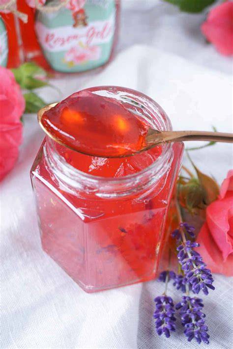 Rosenlikör und Rosengelee mit Lavendel auf einem Tablett