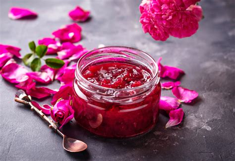 Rosenmarmelade mit Lavendel im Glas