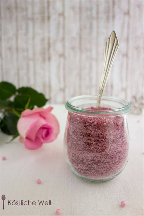 Rosenzucker im Glas mit getrockneten Blüten
