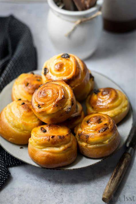 Rosinen Pudding Schnecken frisch gebacken auf einem Kuchengitter