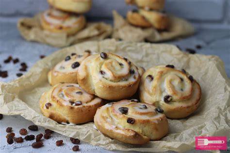Rosinenschnecken mit Marzipan auf einem Teller