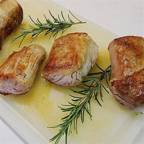Rosmarin, Honig und Schweinefilet auf Schneidebrett