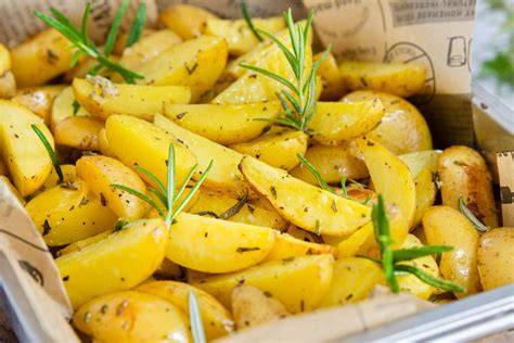 Rosmarinkartoffeln als Grillbeilage auf Spießen