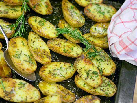 Rosmarinkartoffeln auf Blech mit frischem Rosmarin