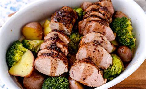 Rosmarinkartoffeln und gedämpfter Brokkoli neben Schweinefilet