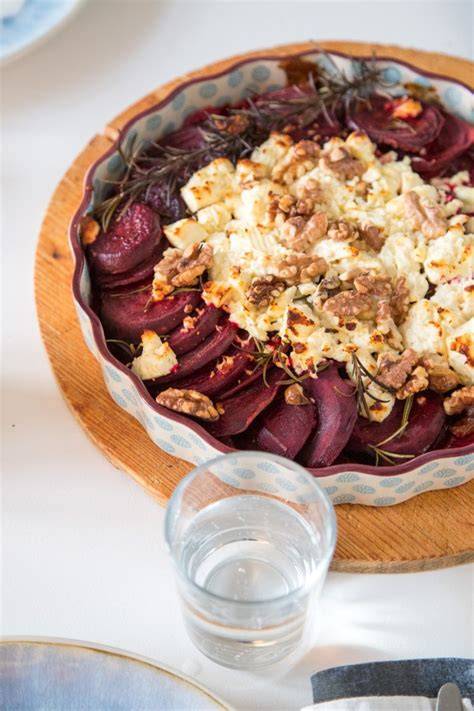Rote Bete Lasagne frisch aus dem Ofen, goldbrauner Feta